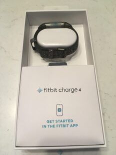 FitBit: Charge 4 - in the box